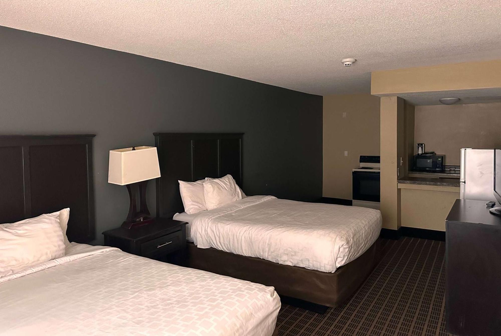 Days Inn & Suites By Wyndham Norton Shores Muskegon Muskegon Heights Exterior photo
